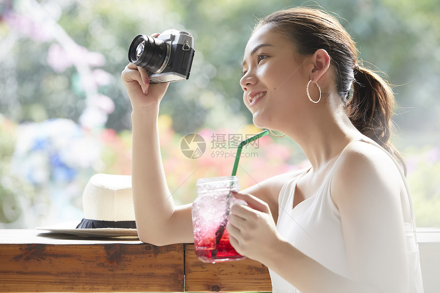 愉快放松的女人拍风景图片