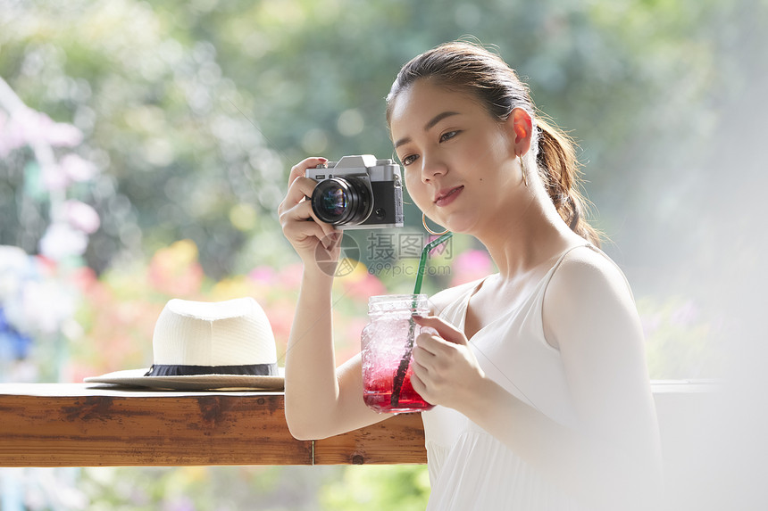 年轻女人拍摄的生活方式图片