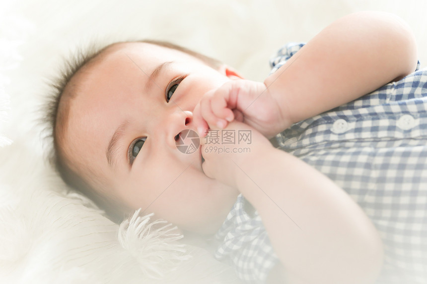 吃手指的可爱婴儿图片