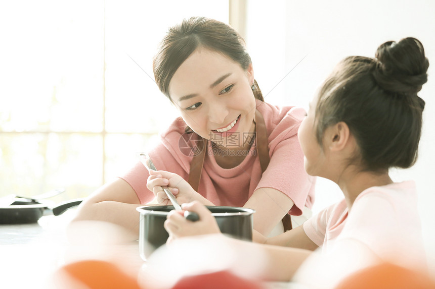 妈妈和小女孩一起做饭图片