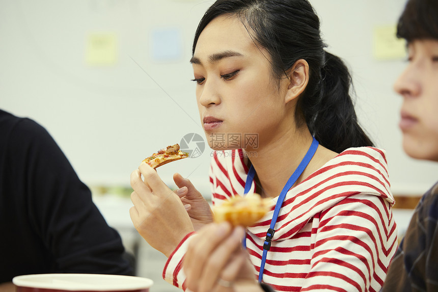 吃披萨的女性图片