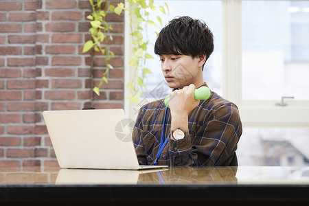 编程男素材举着哑铃的男职员背景