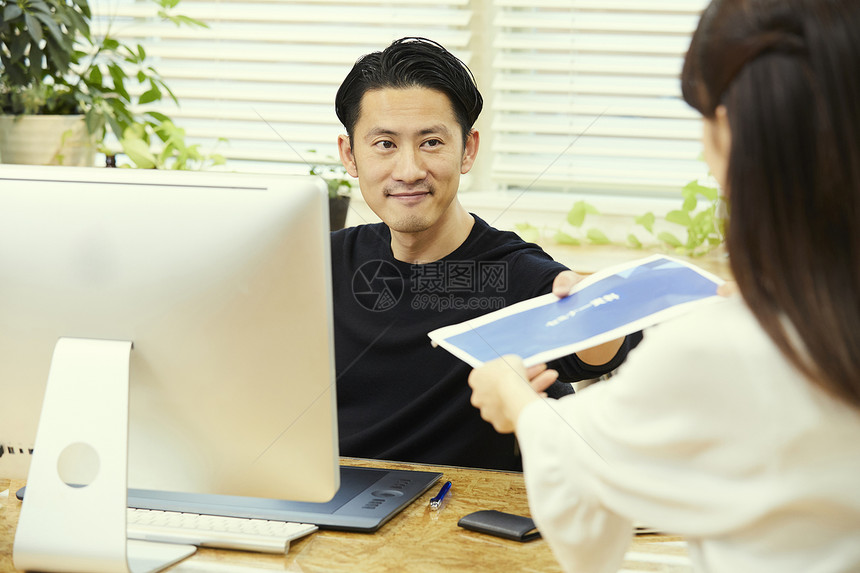 交给同伴开采商业创意男人和女人图片