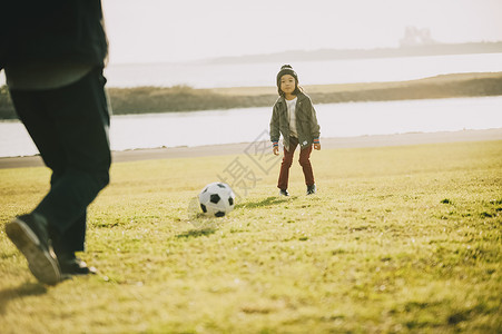 小朋友公园踢足球图片