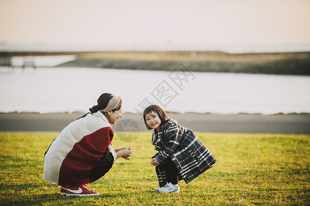 亲热晚上少女父母和孩子公园玩图片