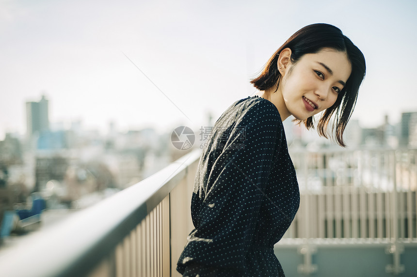 明亮亚洲发明家女人屋顶肖像图片