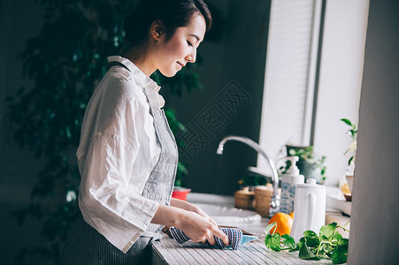 打扫厨房的女人图片