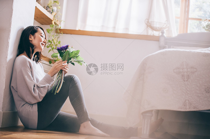 居家美女拿着鲜花图片