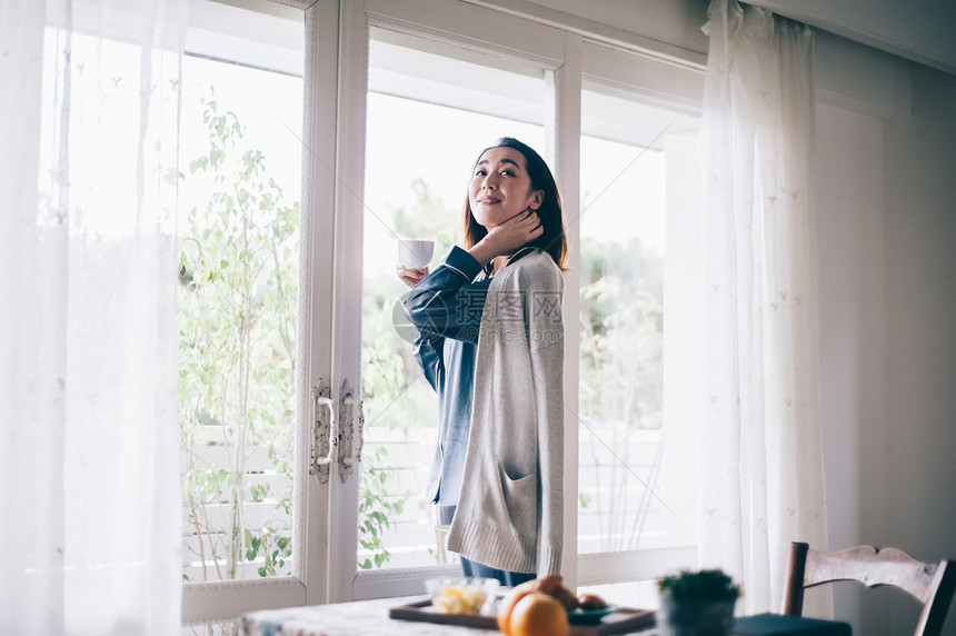 房屋窗早餐女生活方式茶时间图片