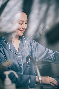 女人餐前准备图片