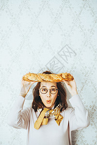 墙壁进餐一人女肖像法国面包高清图片