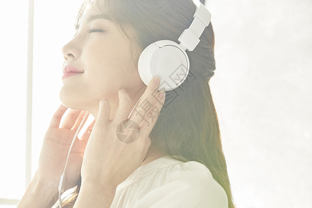 耳机韩国人闭着眼睛女生活方式音乐欣赏图片