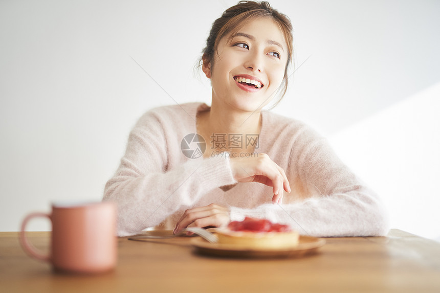 享受美食的女人图片