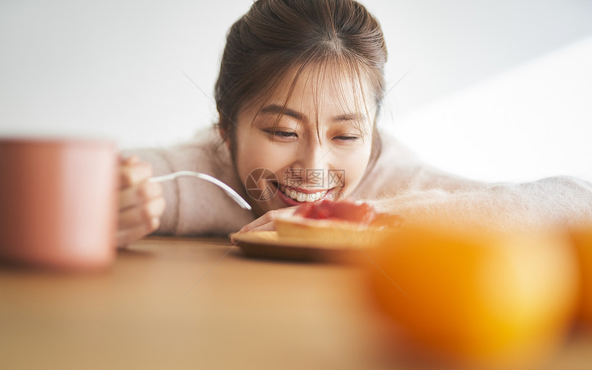 享受美食的女人图片