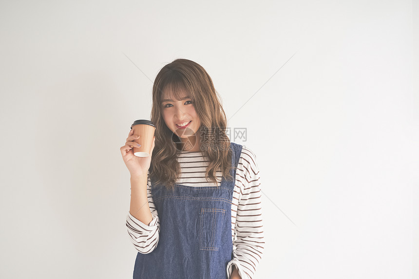 手拿咖啡的可爱女人图片