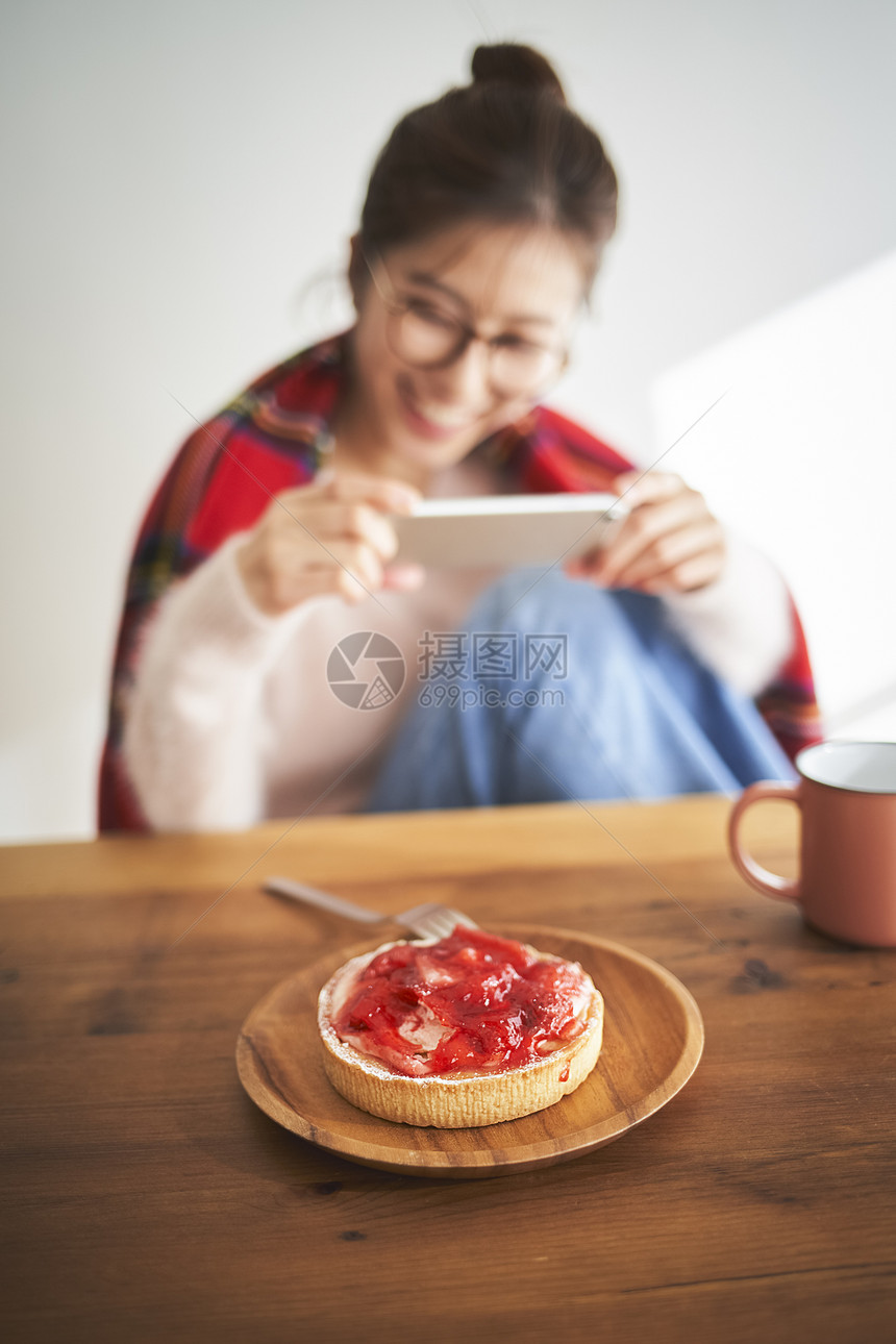 拍甜点的美女图片