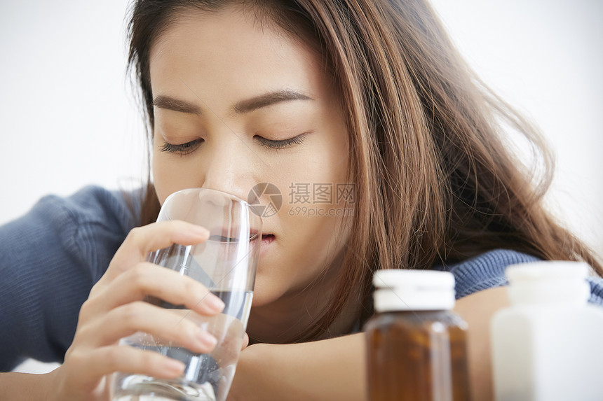 不舒服吃药的女孩图片