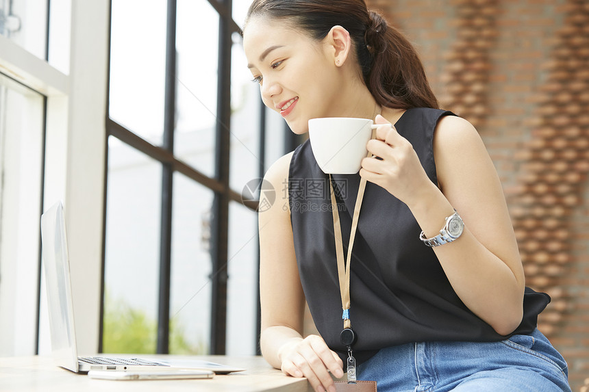 户内商务女性喝咖啡办公图片