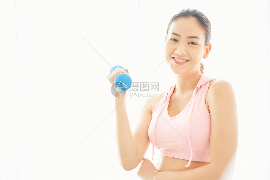 居家运动女性用哑铃锻炼身体图片