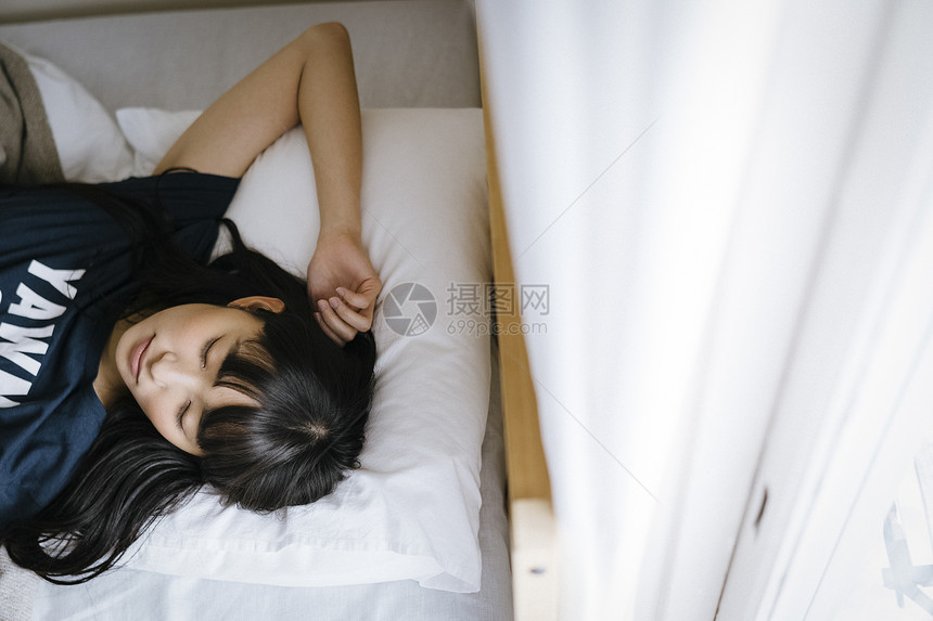 室内早晨床上休息的女人图片