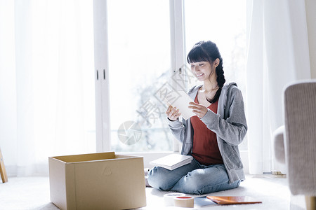 评定女子居家打扫房间背景