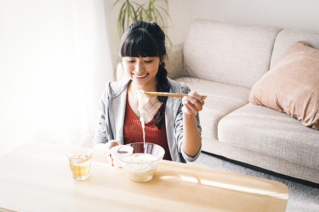 居家女孩享受早餐图片