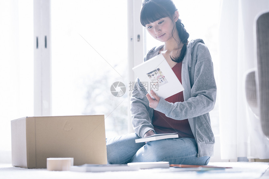 女子居家打扫房间图片