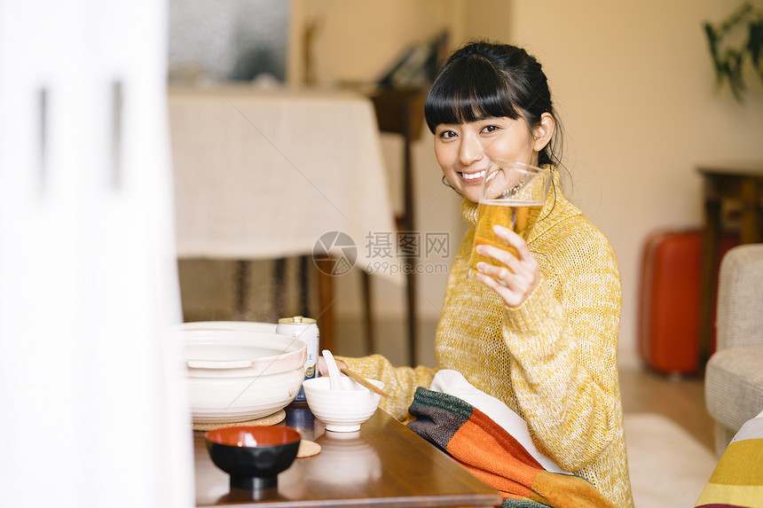 可爱女人一人食火锅图片