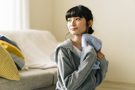 女人在家健身运动擦汗图片