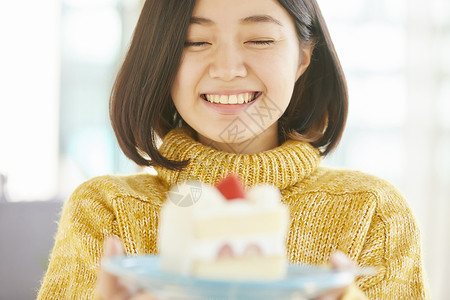 女孩开心的端着蛋糕图片