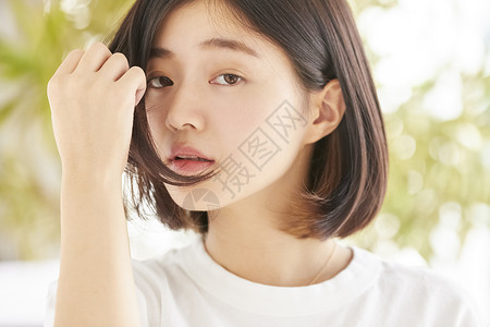美容护发的女人图片