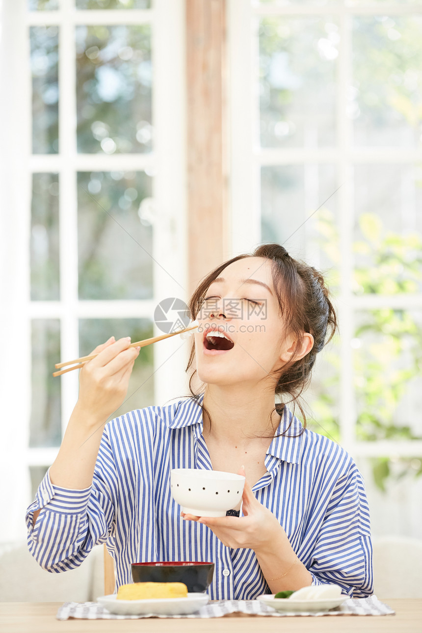 一个人的居家生活图片