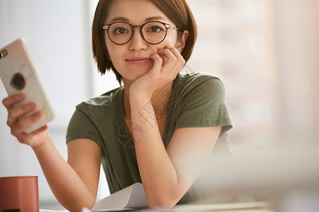 公司里职场事业女女商人智能手机图片