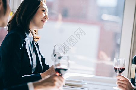 年轻女子商务人士酒杯老板女人和男人在餐厅敬酒图片