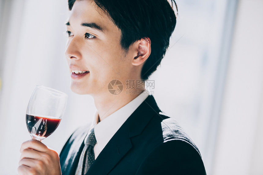 葡萄酒杯商人红酒得到一杯酒的新的新兵人在餐馆图片