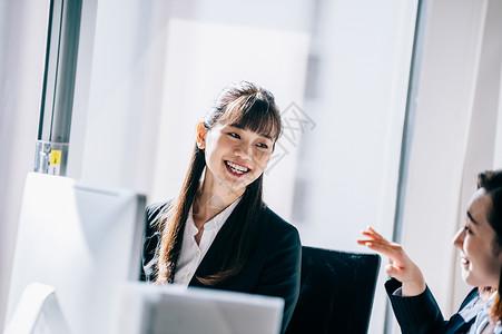 同伴办公室两个人上司的pc的新员工的老板和妇女的妇女肩并肩图片