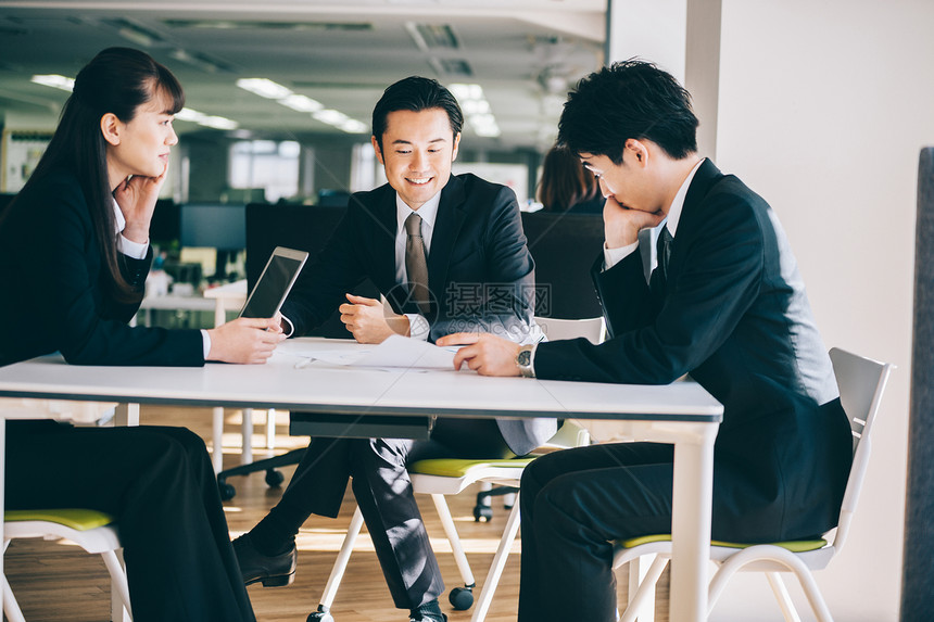 会议室里的商务人士图片