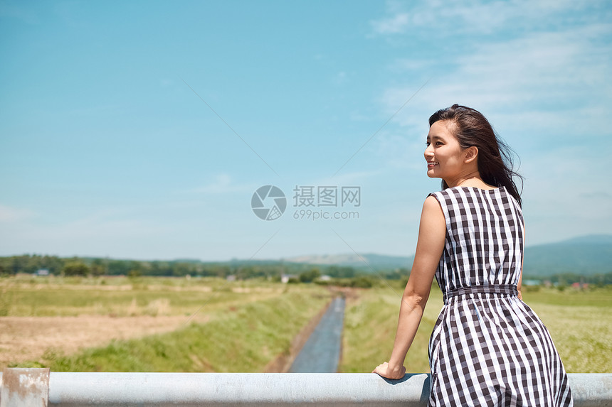 假期旅行的年轻女子图片