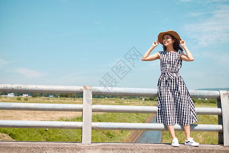 假期出游旅游的女青年高清图片