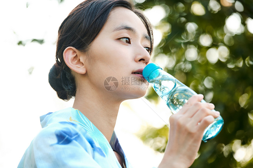 夏天穿浴衣的女人图片