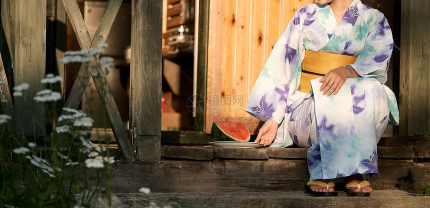 通体精炼身着浴衣妇女夏天yukata西瓜图片
