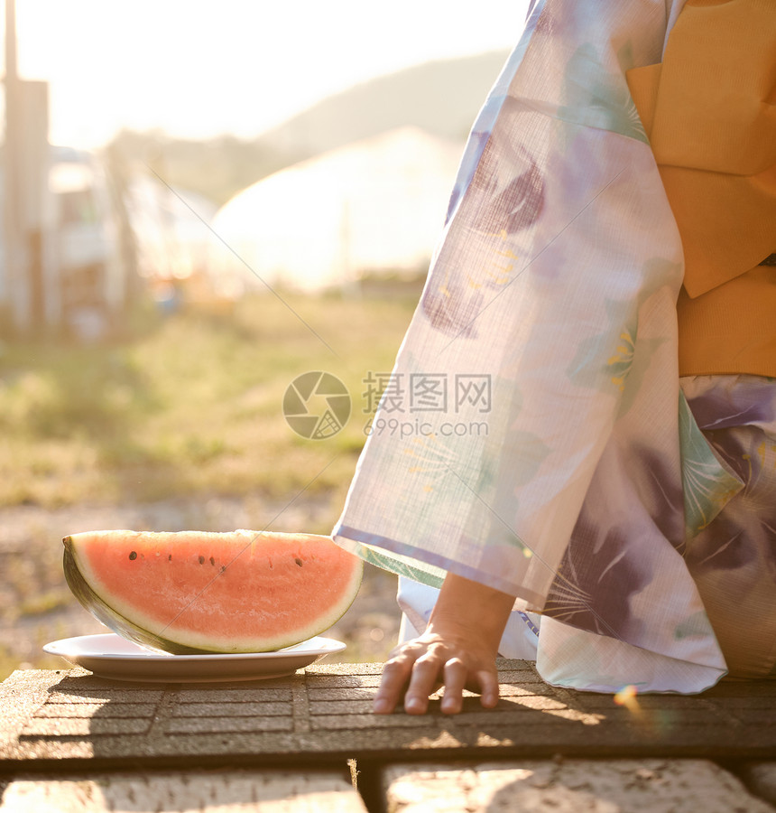 放松日式轻松妇女夏天yukata西瓜图片