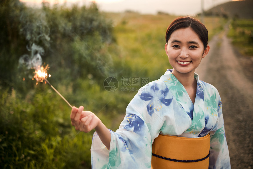 年轻和服美女户外游玩图片