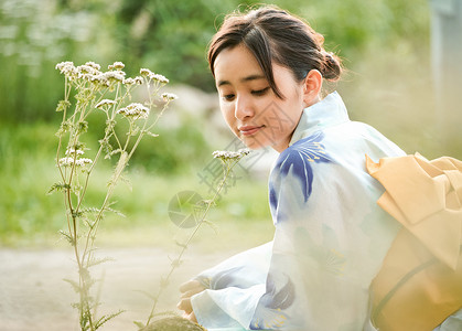 漂亮运动场原野妇女夏天浴衣图片