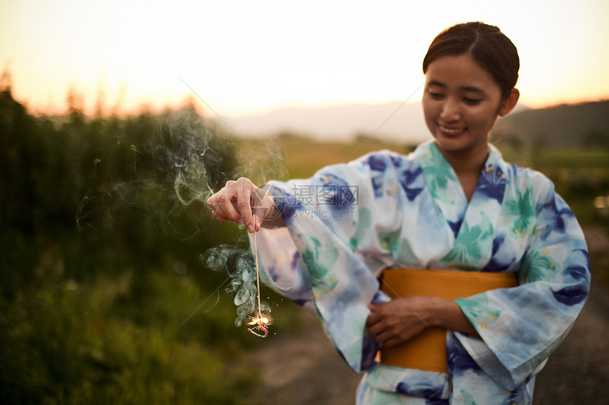乡下亚洲人日式风格妇女夏天yukata烟花图片