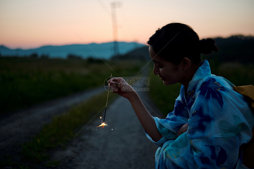 干净有趣女士们妇女夏天yukata烟花图片