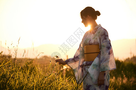 日本风格女孩二十多岁穿着和服运动场妇女夏天浴衣背景