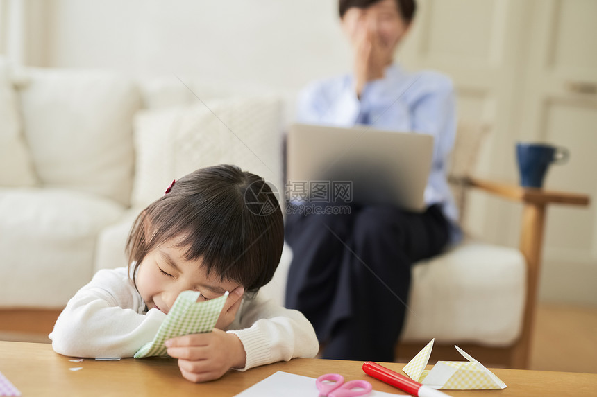 折纸睡着的女孩图片