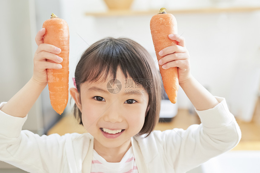 女孩将胡萝卜举高图片