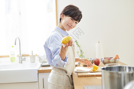 厨房做饭的妈妈图片